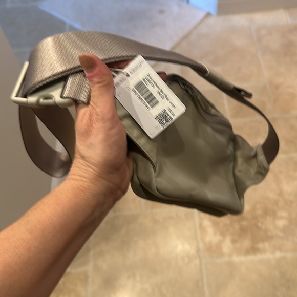 Brand new Lululemon schätzen Crossbody purse, still has tags on it - Picture 3 of 3